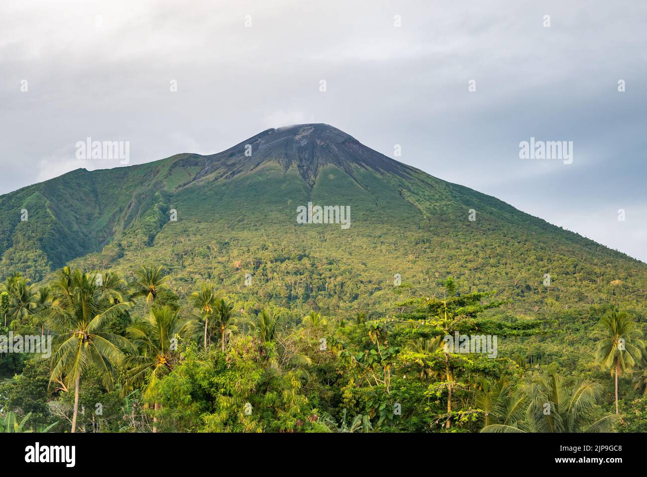Il Monte Gamalama è un vulcano attivo. Ternate, Indonesia. Foto Stock
