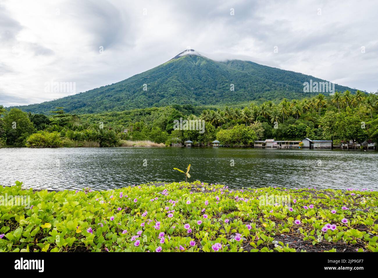 Il Monte Gamalama è un vulcano attivo. Ternate, Indonesia. Foto Stock