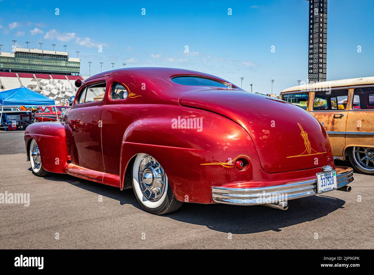 Libano, TN - 13 maggio 2022: Vista dall'angolo posteriore in prospettiva bassa di una Ford 5 Window Coupe 1947 personalizzata ad una fiera di automobili locale. Foto Stock