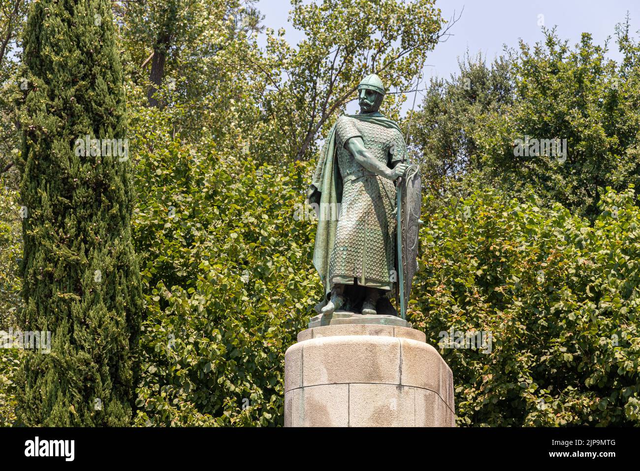 Guimaraes, Portogallo. Monumento a D. Afonso Henriques, primo re del Portogallo, con uno scudo e una spada Foto Stock