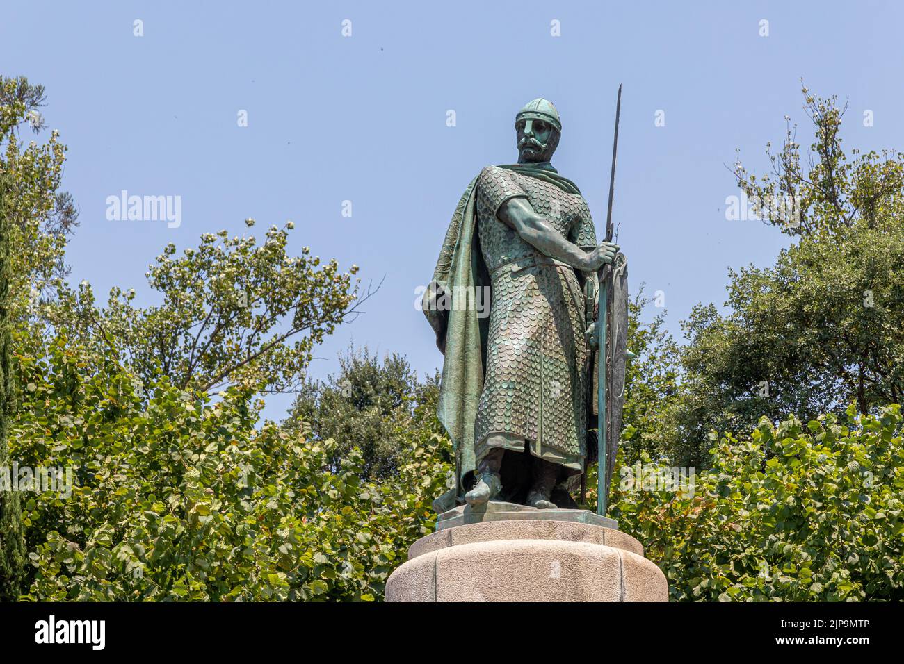 Guimaraes, Portogallo. Monumento a D. Afonso Henriques, primo re del Portogallo, con uno scudo e una spada Foto Stock