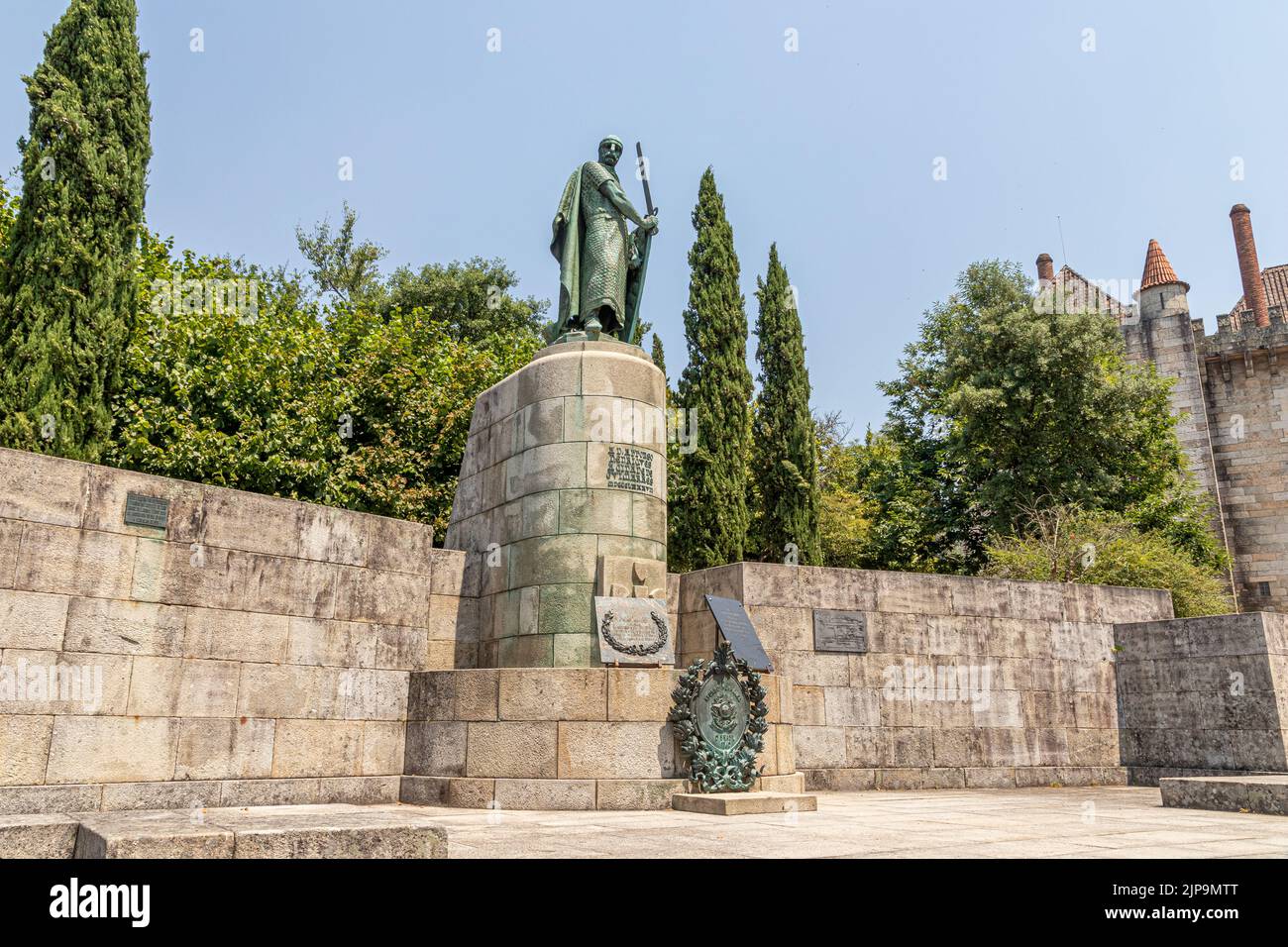 Guimaraes, Portogallo. Monumento a D. Afonso Henriques, primo re del Portogallo, con uno scudo e una spada Foto Stock