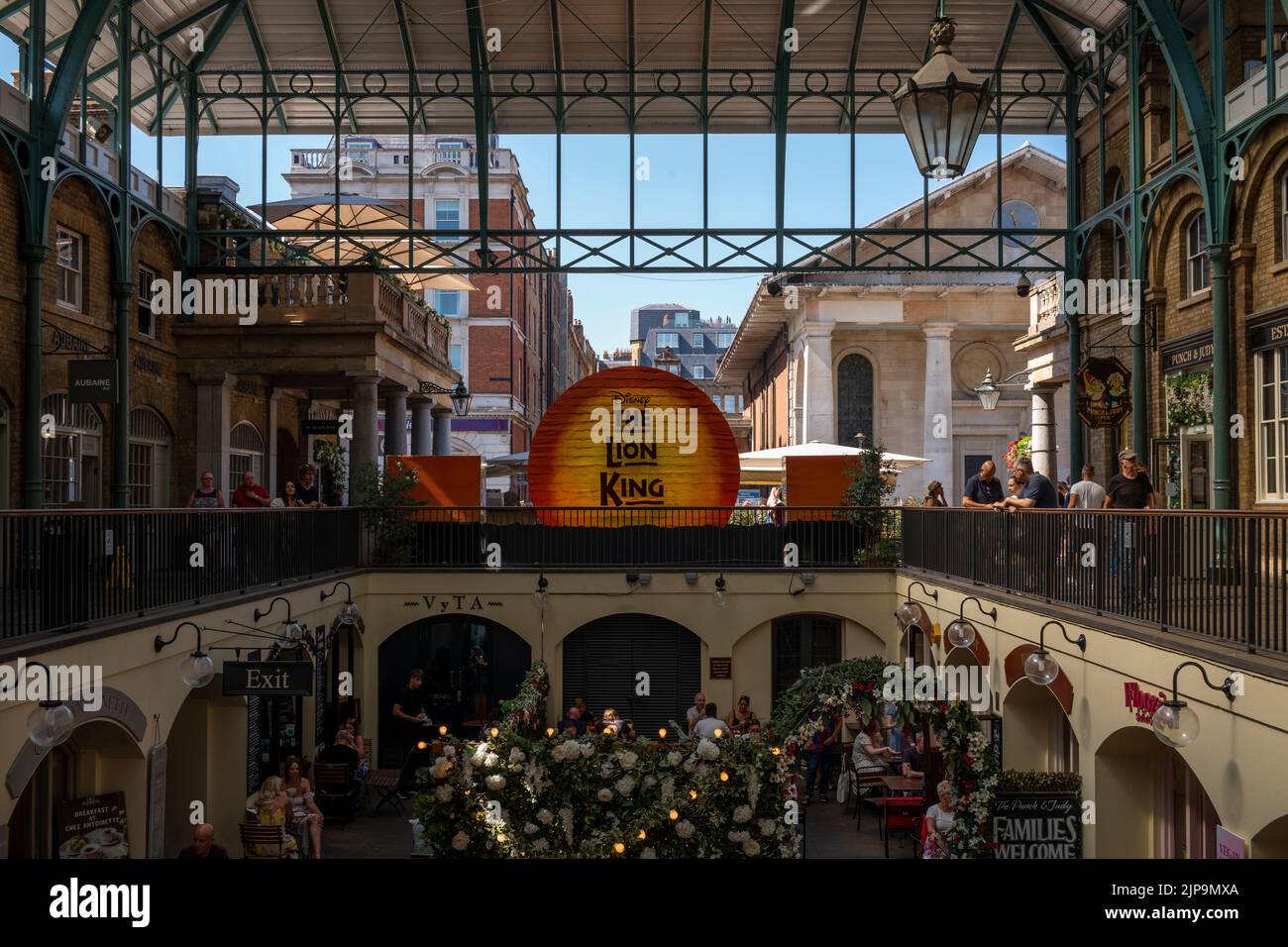 Turisti e visitatori si affollano a Covent Garden Londra, in una calda giornata estiva. Foto Stock