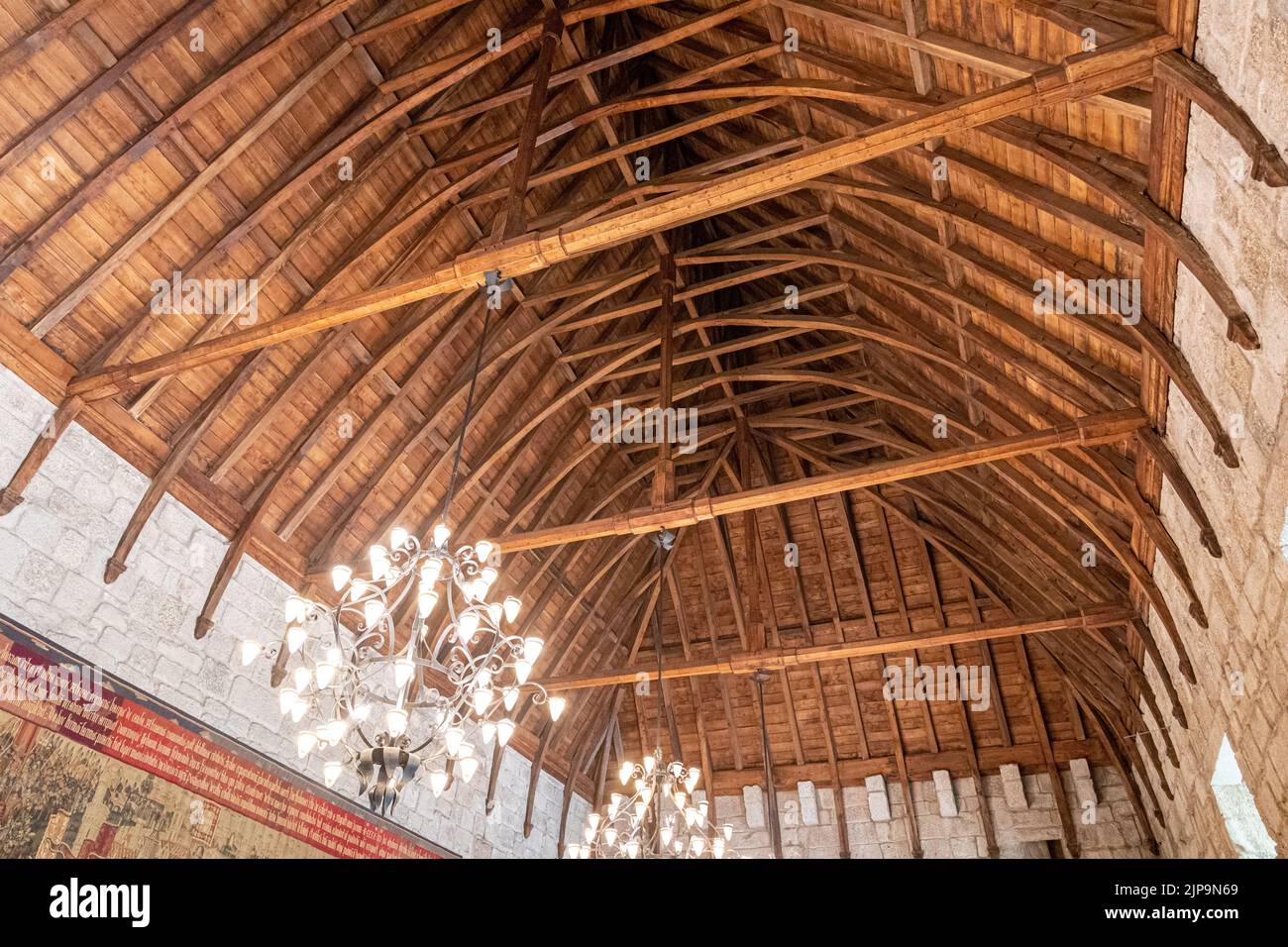 Guimaraes, Portogallo. Il soffitto ligneo del Palazzo dei Duchi di Braganza, con la forma dello scafo di una caravella portoghese Foto Stock