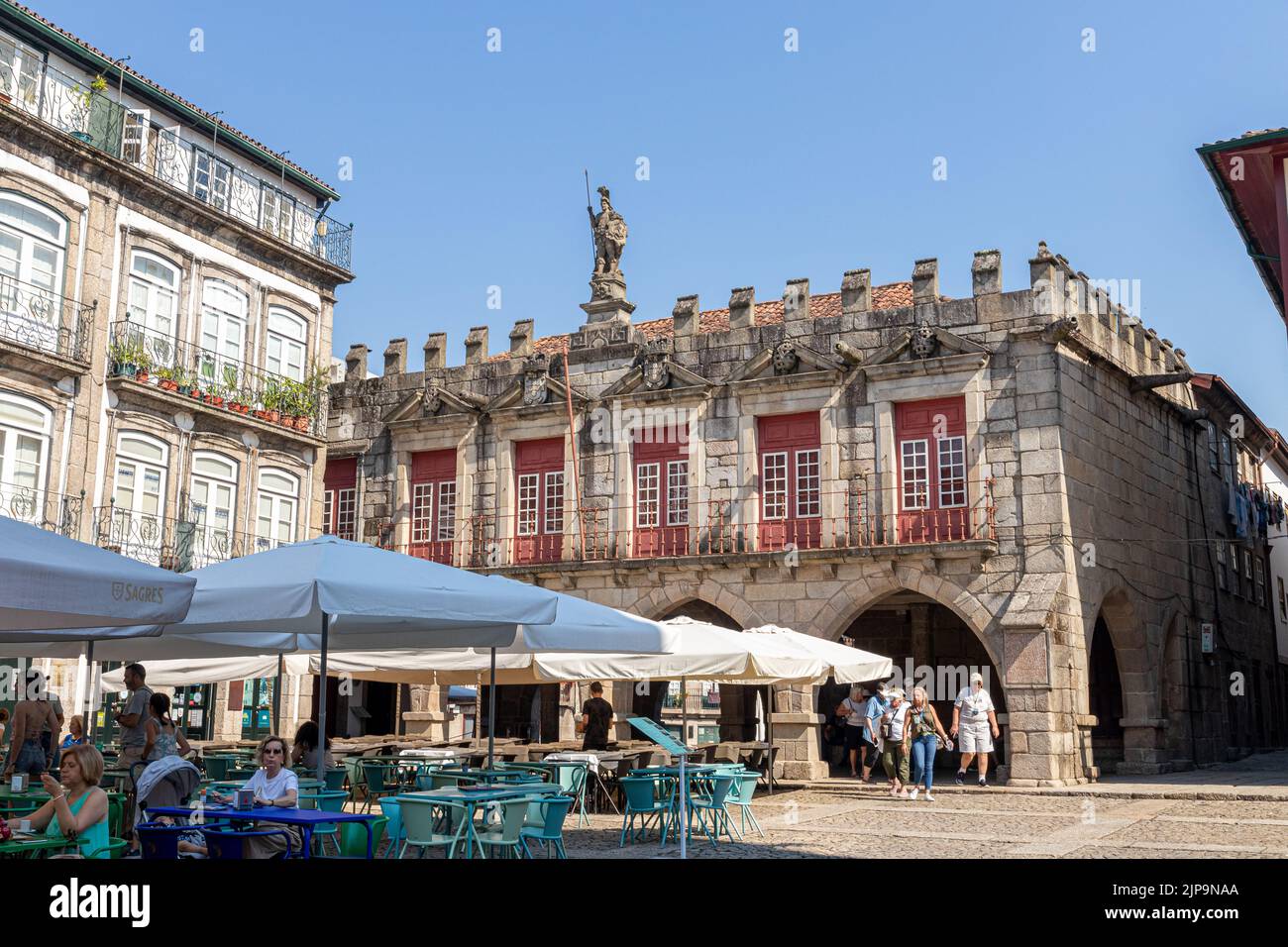 Guimaraes, Portogallo. L'Antigos Pacos de Concelho (camere del Consiglio della Città Vecchia) in piazza Largo da Oliveira Foto Stock