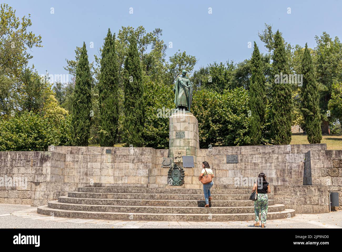 Guimaraes, Portogallo. Monumento a D. Afonso Henriques, primo re del Portogallo, con uno scudo e una spada Foto Stock