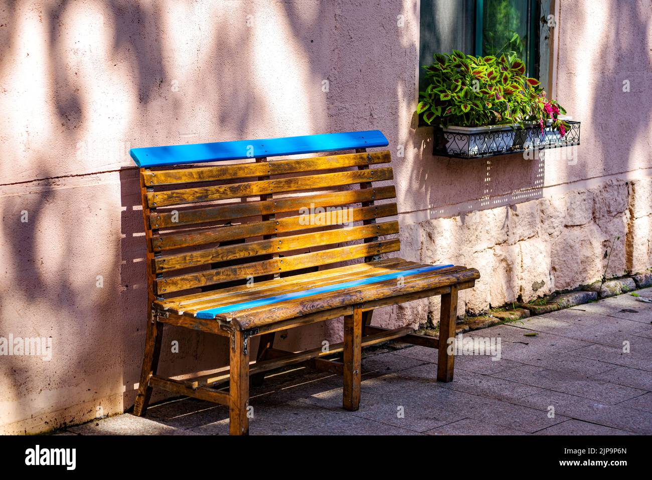 Vecchie benche di legno e fiori Foto Stock