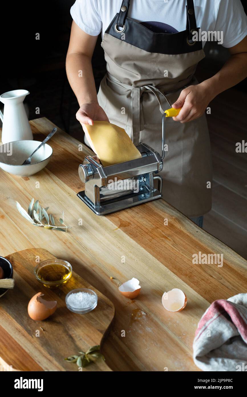 tornitura, pasta, macchina di pasta, rotazione, rotazioni, gira, gira, torce, impasti, macchine per pasta Foto Stock