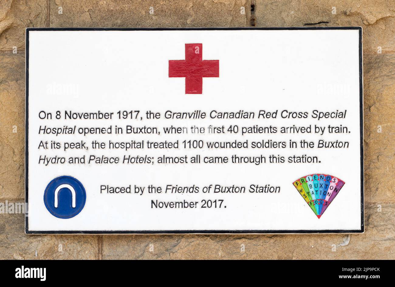 Nota commemorativa del Granville Canadian Red Cross Special Hospital sulla stazione ferroviaria di Buxton, Derbyshire, Inghilterra, Regno Unito Foto Stock