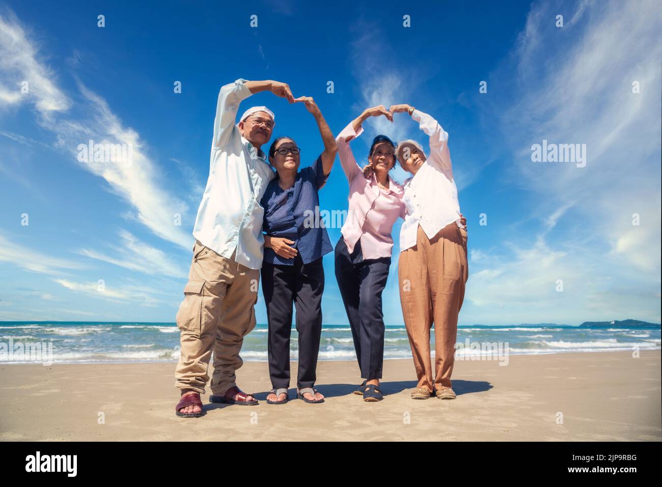 Gruppo di anziani asiatici uomo e donne felice tempo sulla spiaggia Foto Stock