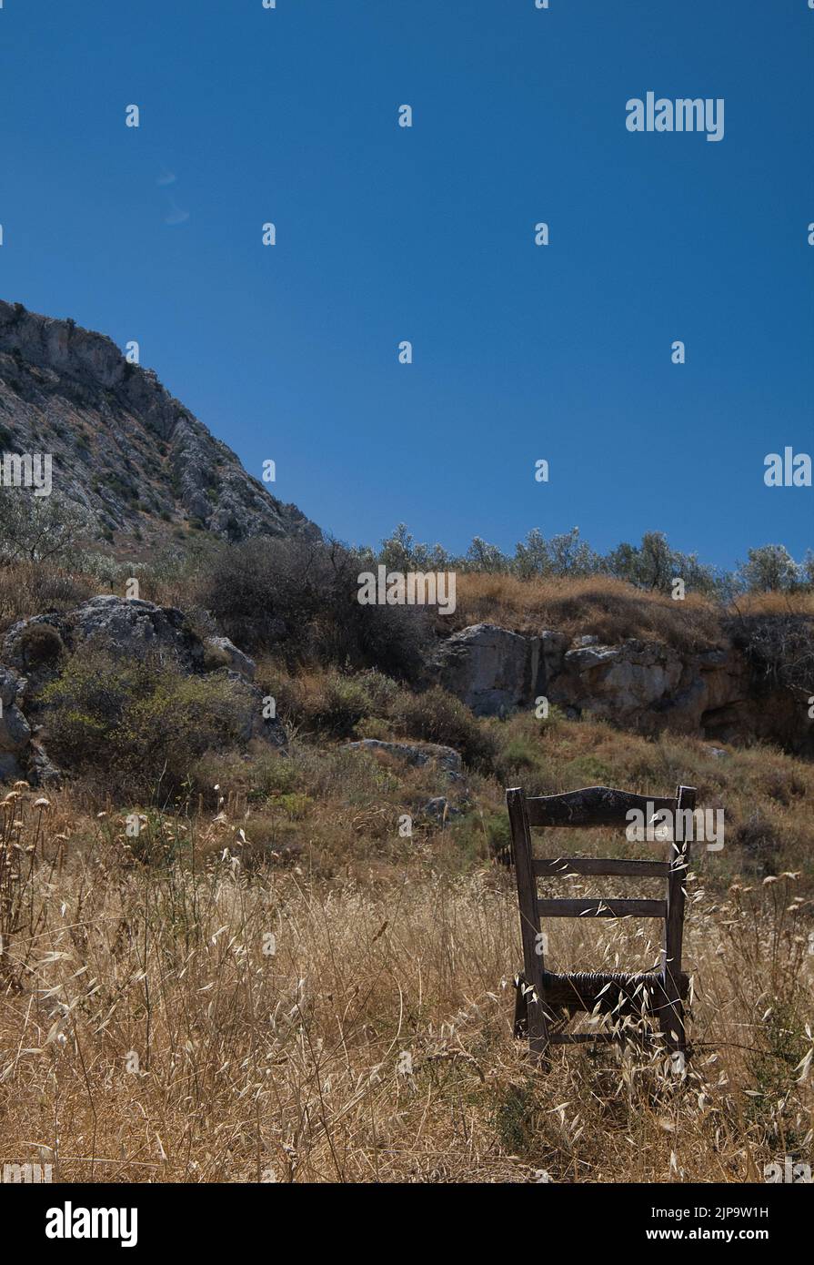 Vecchia sedia di legno abbandonata in campo fuori Corinto, Grecia in estate Foto Stock