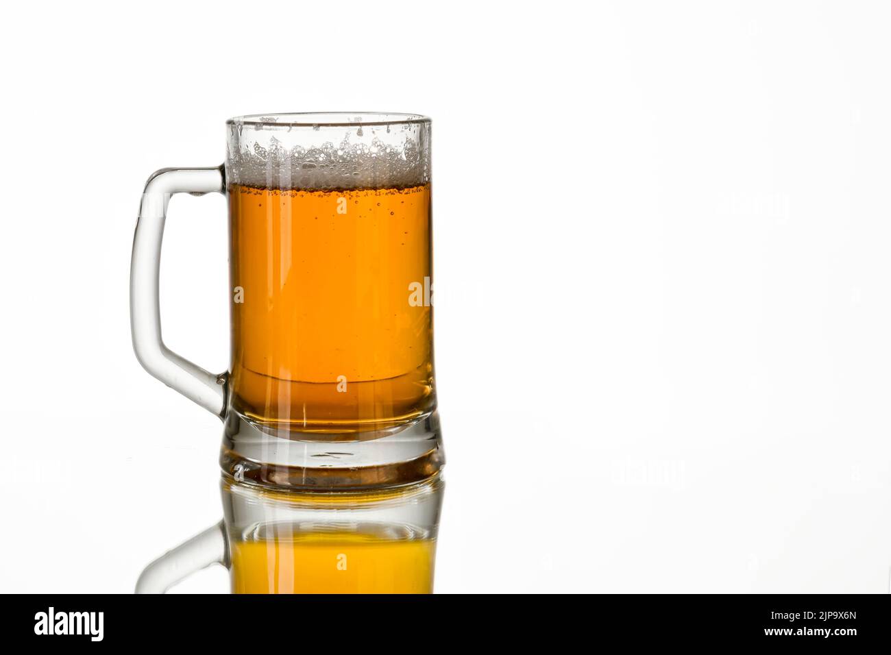 Tazza di birra con sfondo bianco. Spazio per la copia. Foto Stock Tazza di birra con sfondo bianco. Spazio per la copia. Foto Stock