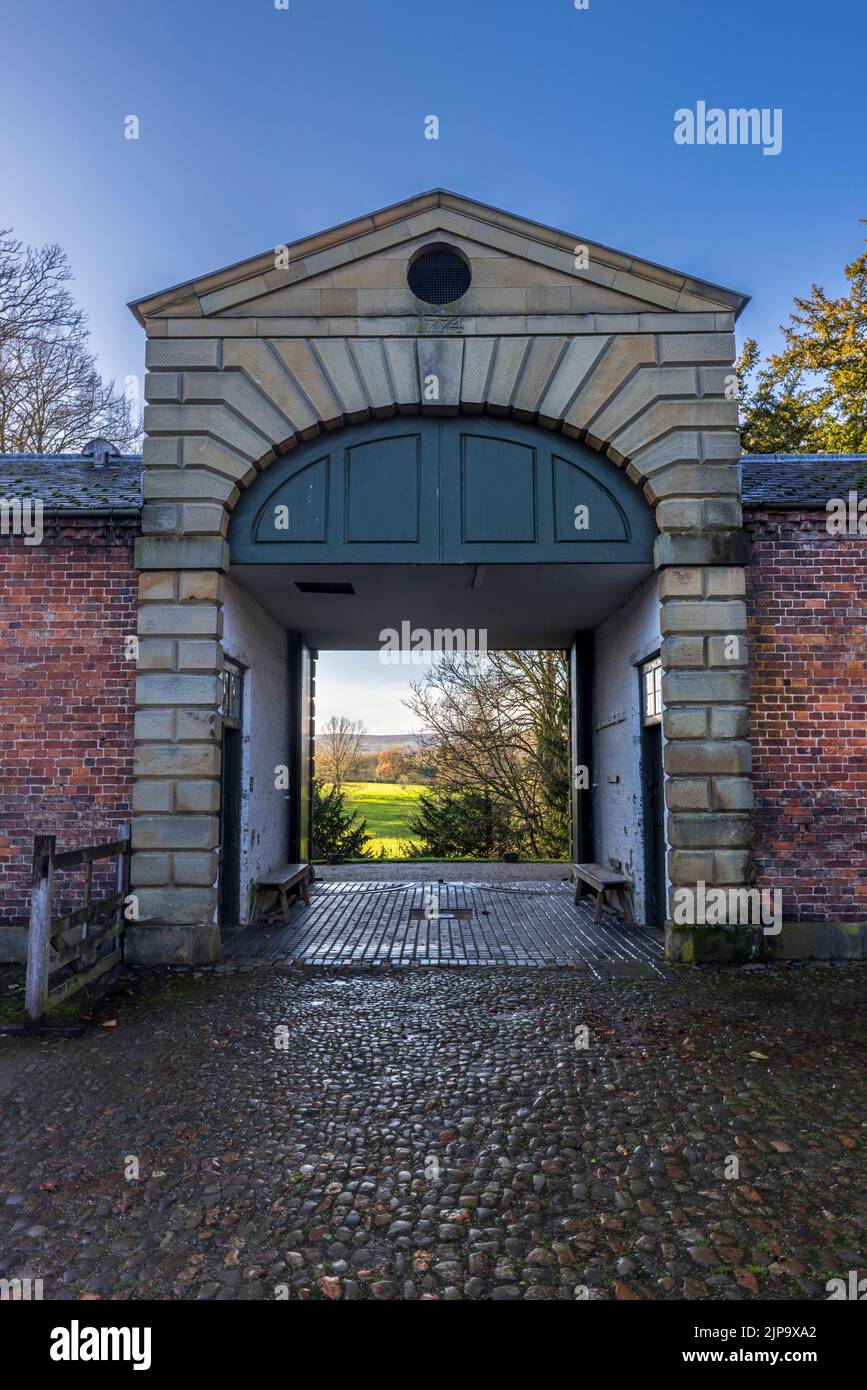 Una vista sulla campagna aperta attraverso il cancello d'ingresso alla Erddig Country House, Wrexham, Galles del Nord Foto Stock