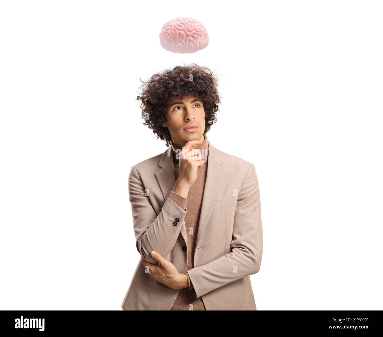 Giovane uomo pensivo con un cervello sopra la testa isolato su sfondo bianco Foto Stock