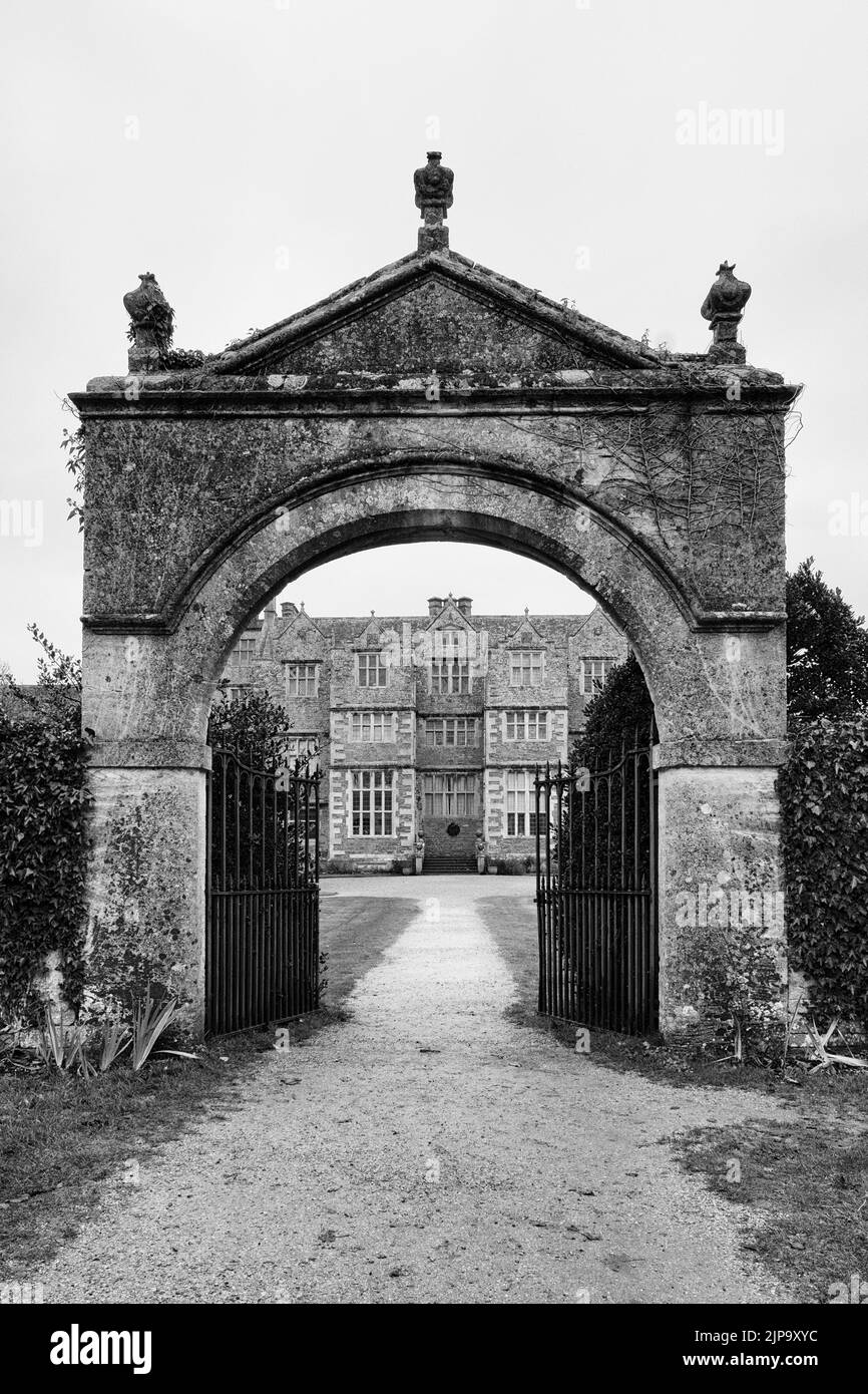 Un colpo verticale di porte impressionanti e guida di una residenza di campagna inglese in Oxfordshire Foto Stock