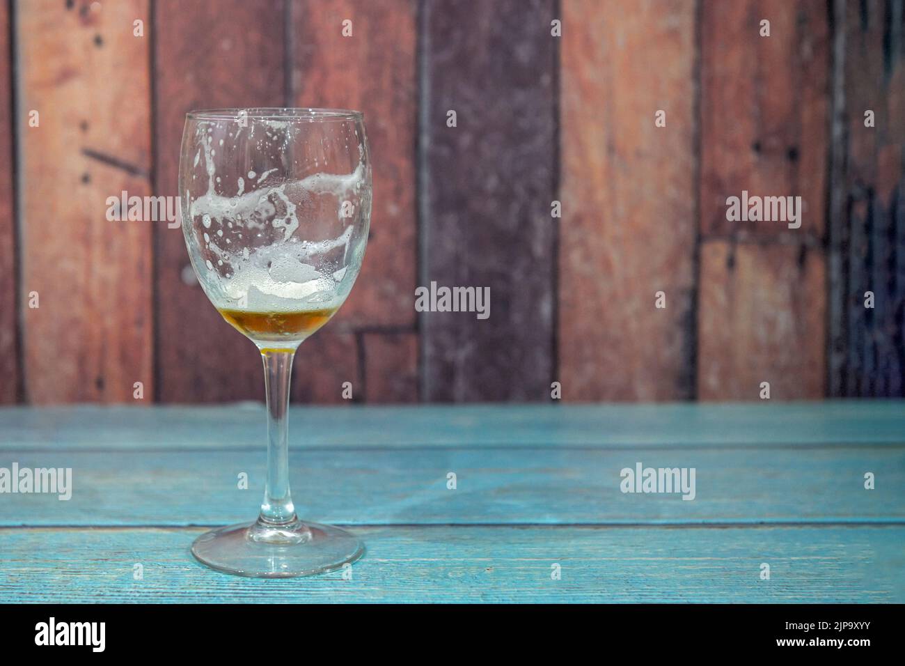 Tazza di birra ghiacciata con un antipasto Jamon, su un tavolo di legno. Foto Stock