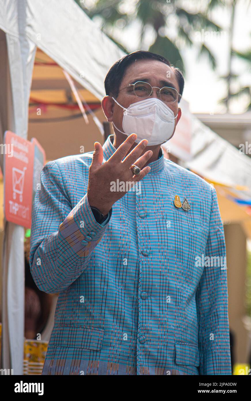Bangkok, 16/08/2022, il primo ministro tailandese Prayut Chan-o-cha visto come arriva per una riunione settimanale del gabinetto presso la Casa del Governo. I partiti di opposizione faranno una petizione alla Corte costituzionale per risolvere il verdetto sulla controversia legale riguardante il limite di otto anni di mandato di Prayut, che l'opposizione avrebbe dichiarato di terminare entro il 24th agosto 2022. Secondo la costituzione tailandese, la sezione 158 limita il mandato di primo ministro a otto anni. Prayut divenne primo ministro dopo aver guidato il colpo di stato nel 2014 e fu nominato primo ministro sotto l'attuale carta del 2017 nel giugno 2019. Foto Stock