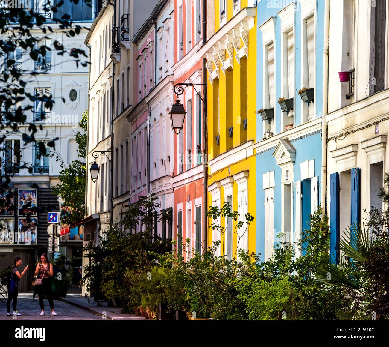 Francia. Parigi (75) 12th° arrondissement. Le facciate colorate delle case in rue Cremieux. Questa strada è senza dubbio una delle più colorate Foto Stock