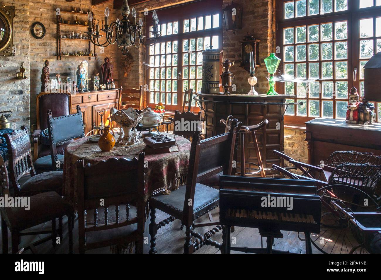 Vecchio soggiorno con mobili antichi e sedie vintage e tavolo presso il museo all'aperto Bachten de Kupe, Izenberge, Fiandre Occidentali, Belgio Foto Stock