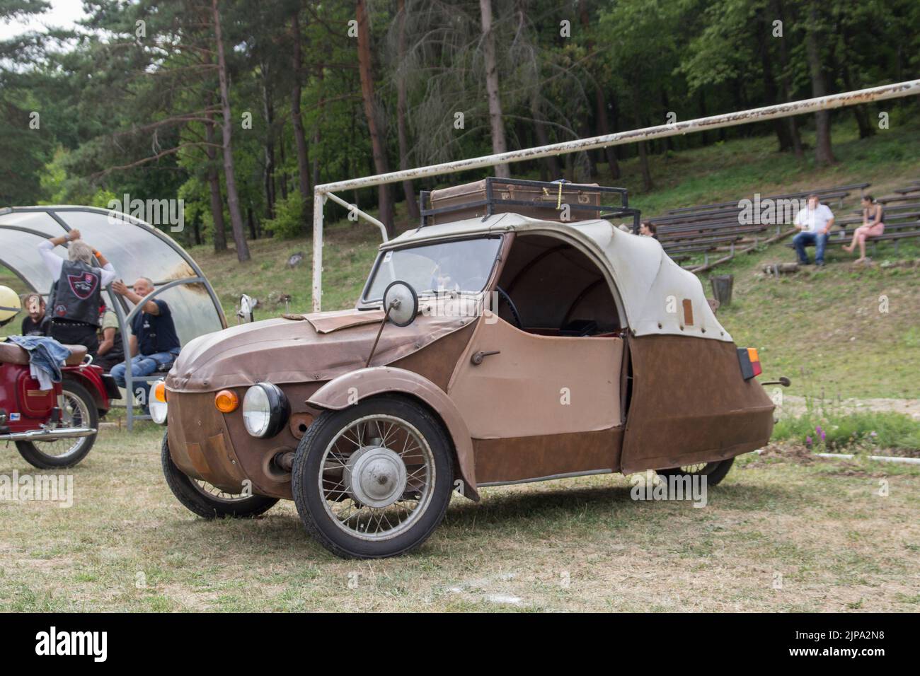 Originale Classic Brown tre ruote tessuto di pelle Velorex auto con un tetto rack a Oldtimer Classic Car Meeting Foto Stock