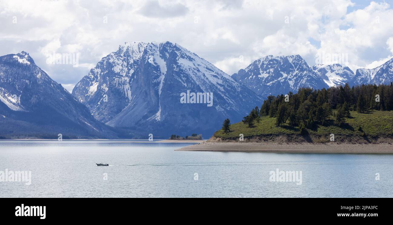 Lago circondato da alberi e montagne nel paesaggio americano Foto Stock