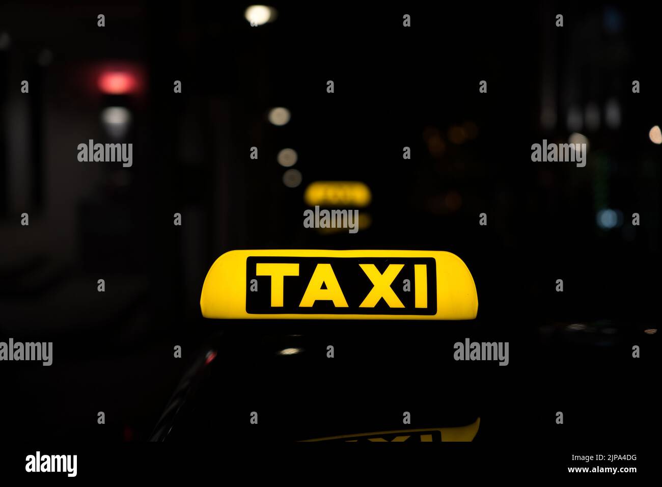 Un vettore di giallo taxi auto tetto segno di notte Foto Stock