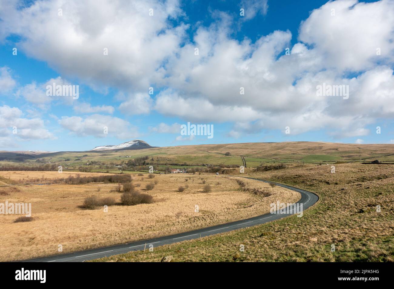 Splendida vista su una montagna innevata di Pen-y-ghent nel Parco Nazionale Yorshire Dales a Helwith Bridge, Inghilterra, Regno Unito Foto Stock