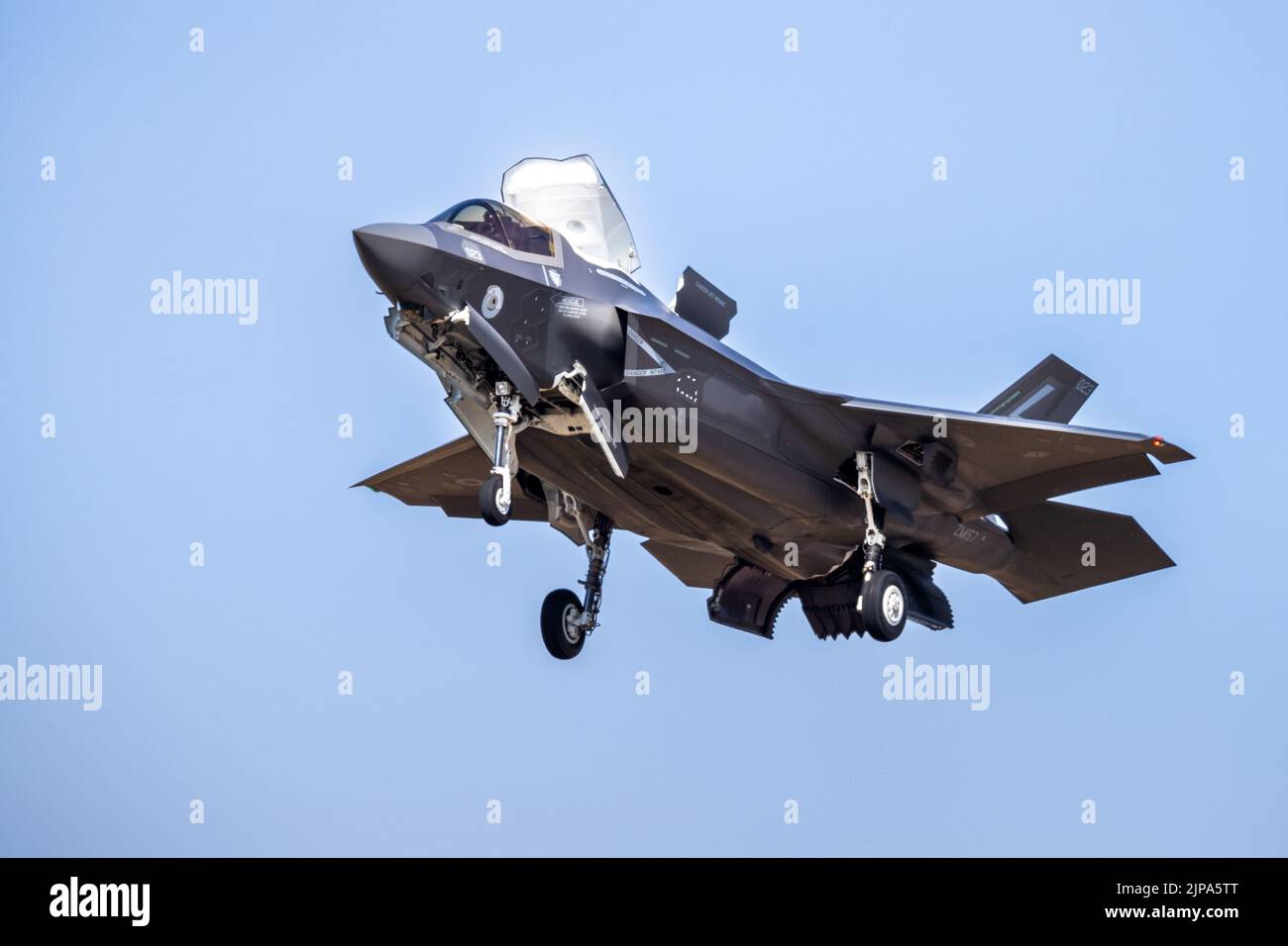 RAF 617 Squadron, Lockheed Martin F-35 Lightning II che ha eseguito un flypast al Royal International Air Tattoo 2022 Foto Stock