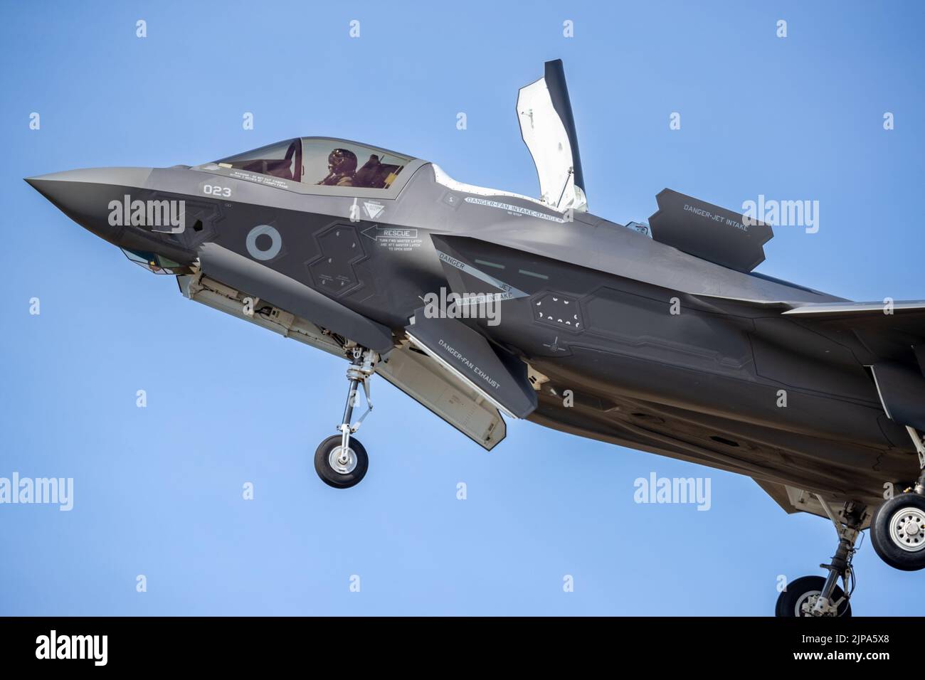 RAF 617 Squadron, Lockheed Martin F-35 Lightning II che ha eseguito un flypast al Royal International Air Tattoo 2022 Foto Stock
