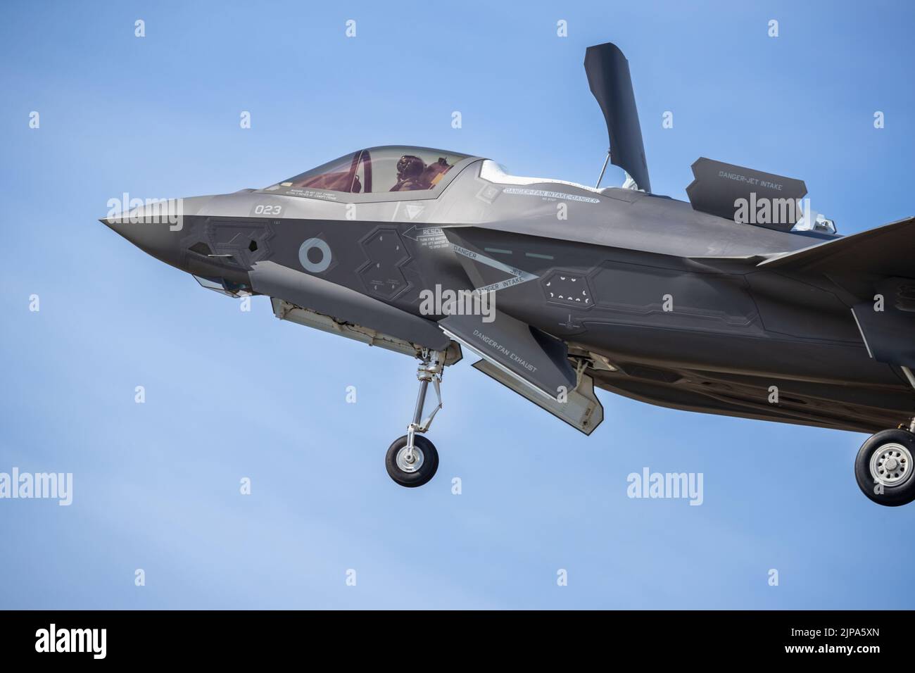 RAF 617 Squadron, Lockheed Martin F-35 Lightning II che ha eseguito un flypast al Royal International Air Tattoo 2022 Foto Stock