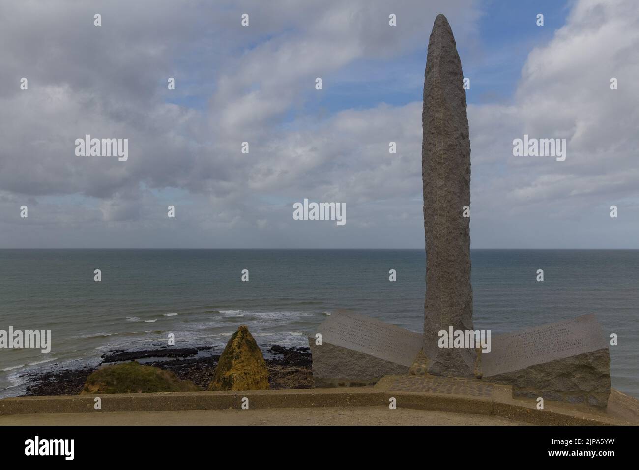 Uno scatto verticale del monumento Pointe du Hoc Ranger della seconda guerra mondiale con acqua sullo sfondo Foto Stock