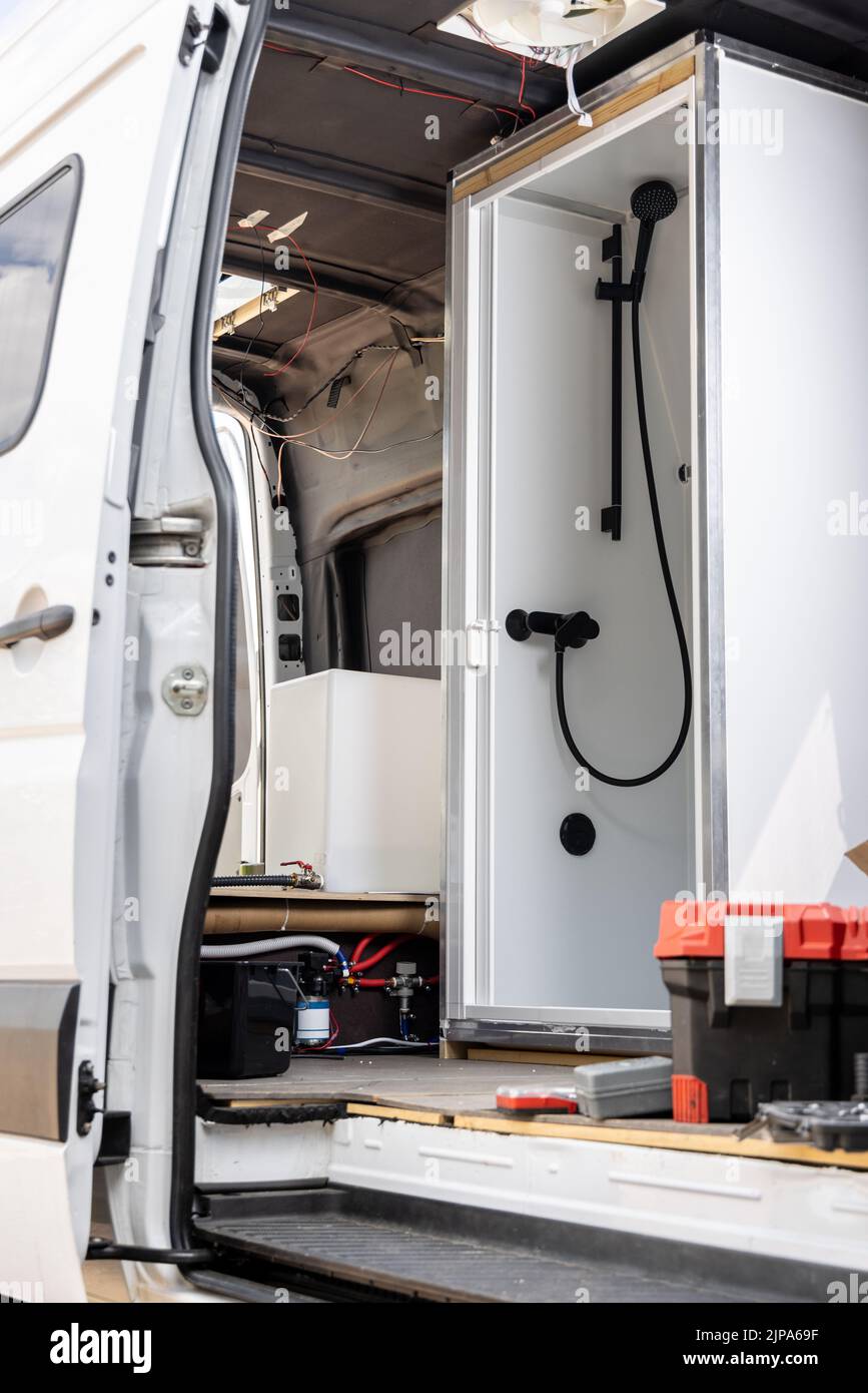 Un vano doccia installato in una roulotte Foto Stock