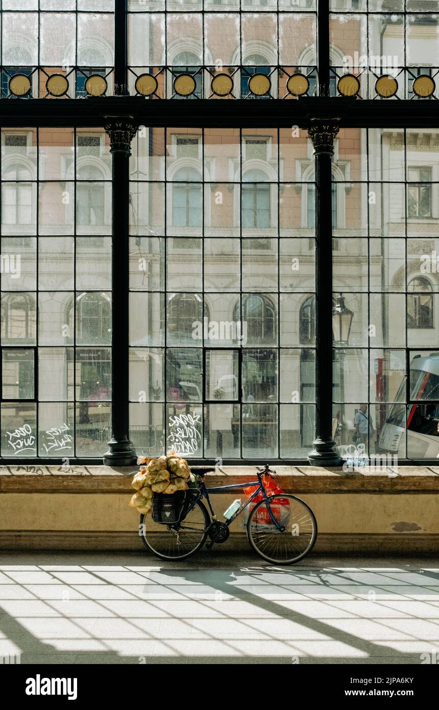 Biciclette parcheggiate davanti alla grande finestra di vetro Foto Stock