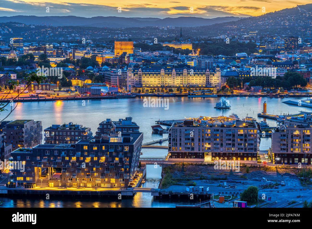 Vista su Oslo in Norvegia con il fiordo di Oslo dopo il tramonto Foto Stock