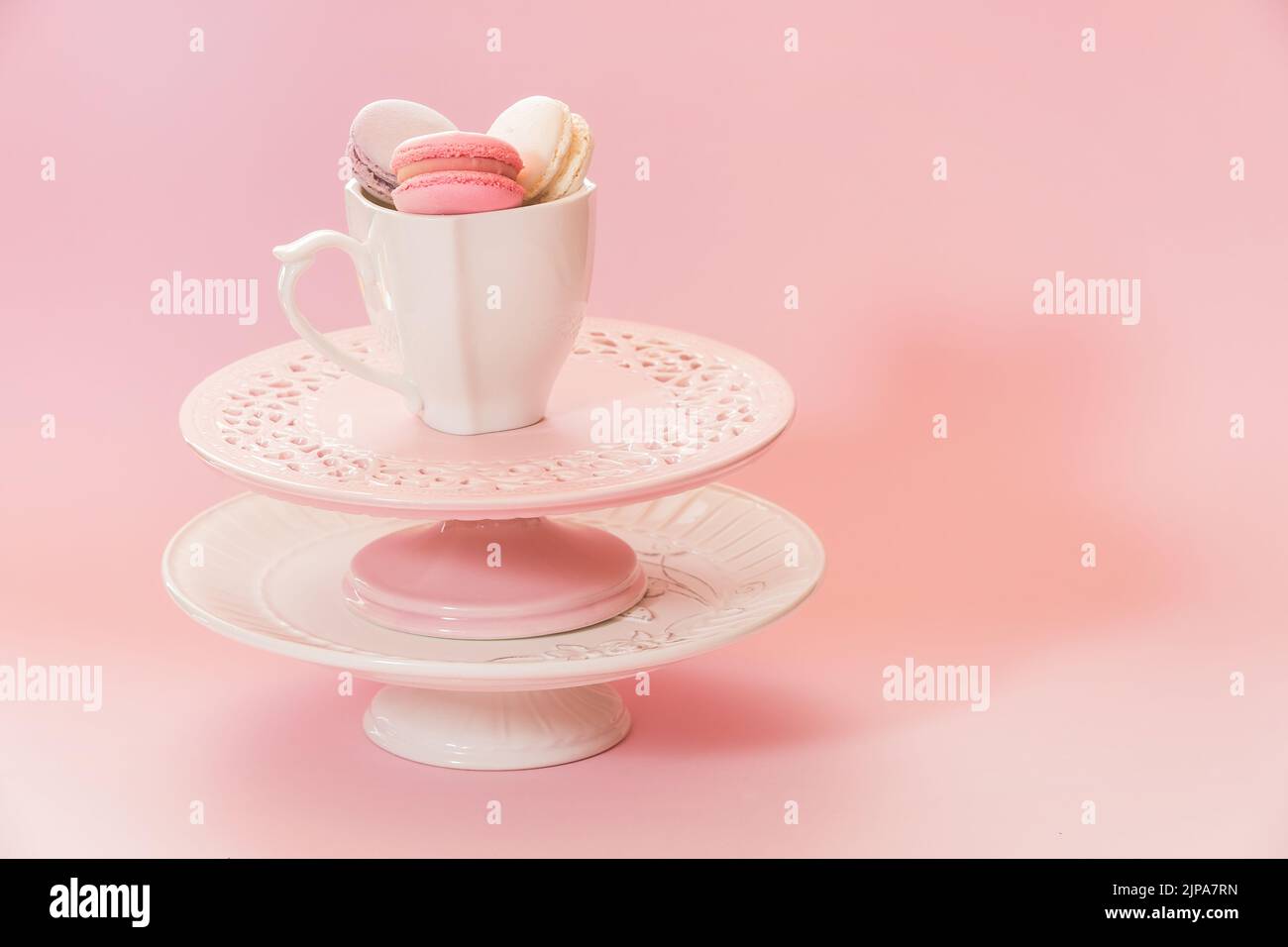 La torta è in vari colori e la tazza di amaretti sulla parte superiore. Spazio di copia, messa a fuoco selettiva Foto Stock