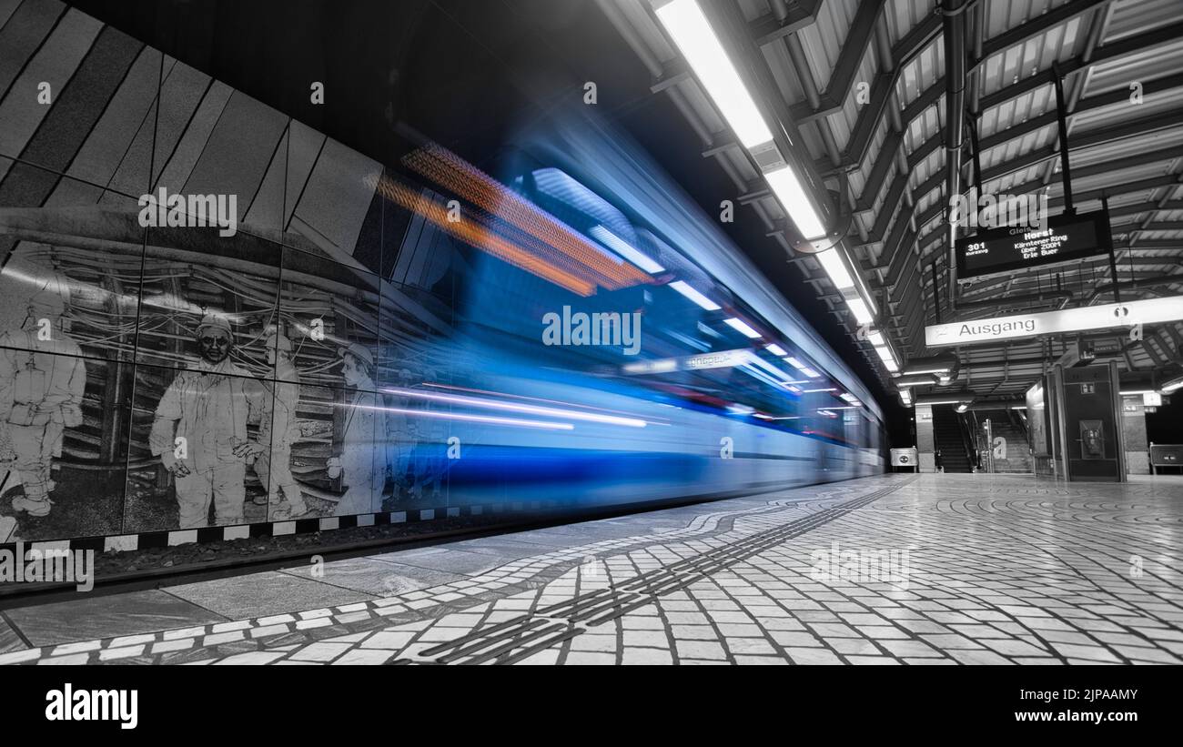 Una stazione della metropolitana con luci luminose Foto Stock