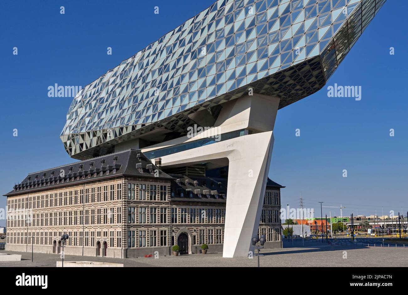 Anversa, Belgio - Agosto 2022: Esterno dell'edificio dell'autorità portuale di Anversa nei moli commerciali della città. L'architetto era Zaha Hadid. Foto Stock