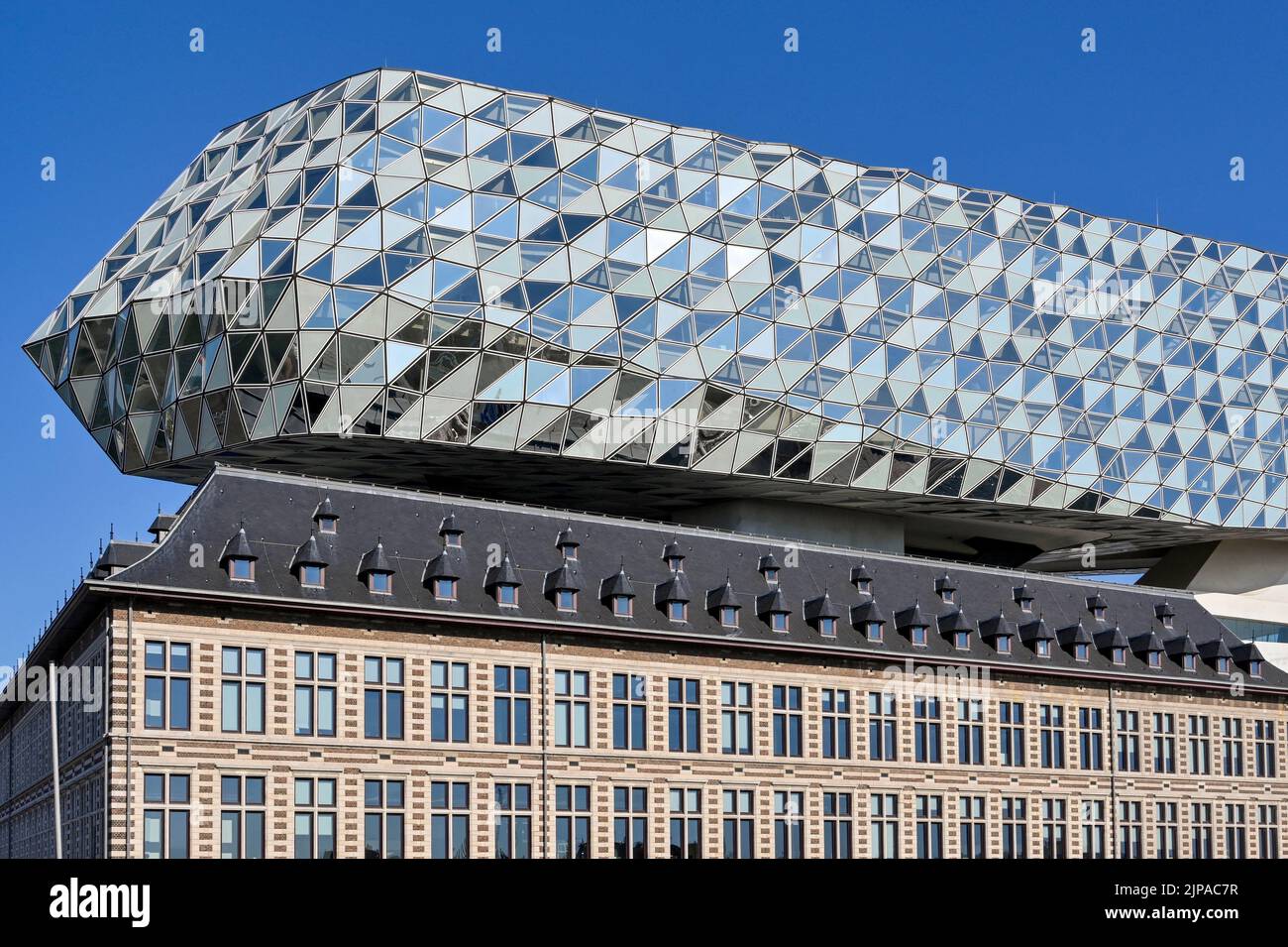 Anversa, Belgio - Agosto 2022: Esterno dell'edificio dell'autorità portuale di Anversa nei moli commerciali della città. L'architetto era Zaha Hadid. Foto Stock