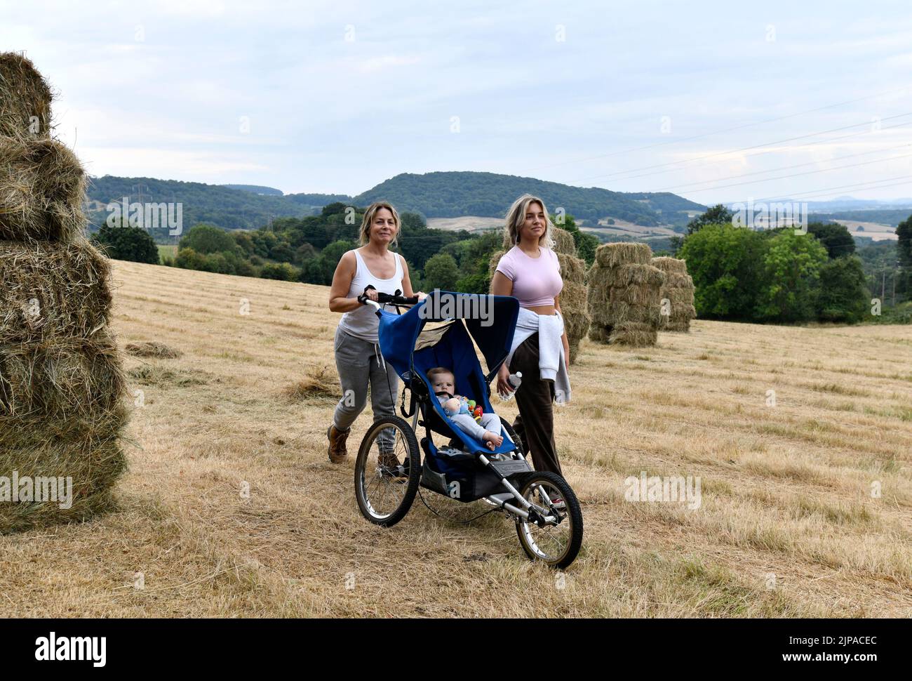 Famiglia con passeggino per buggy per tutti i terreni Foto Stock