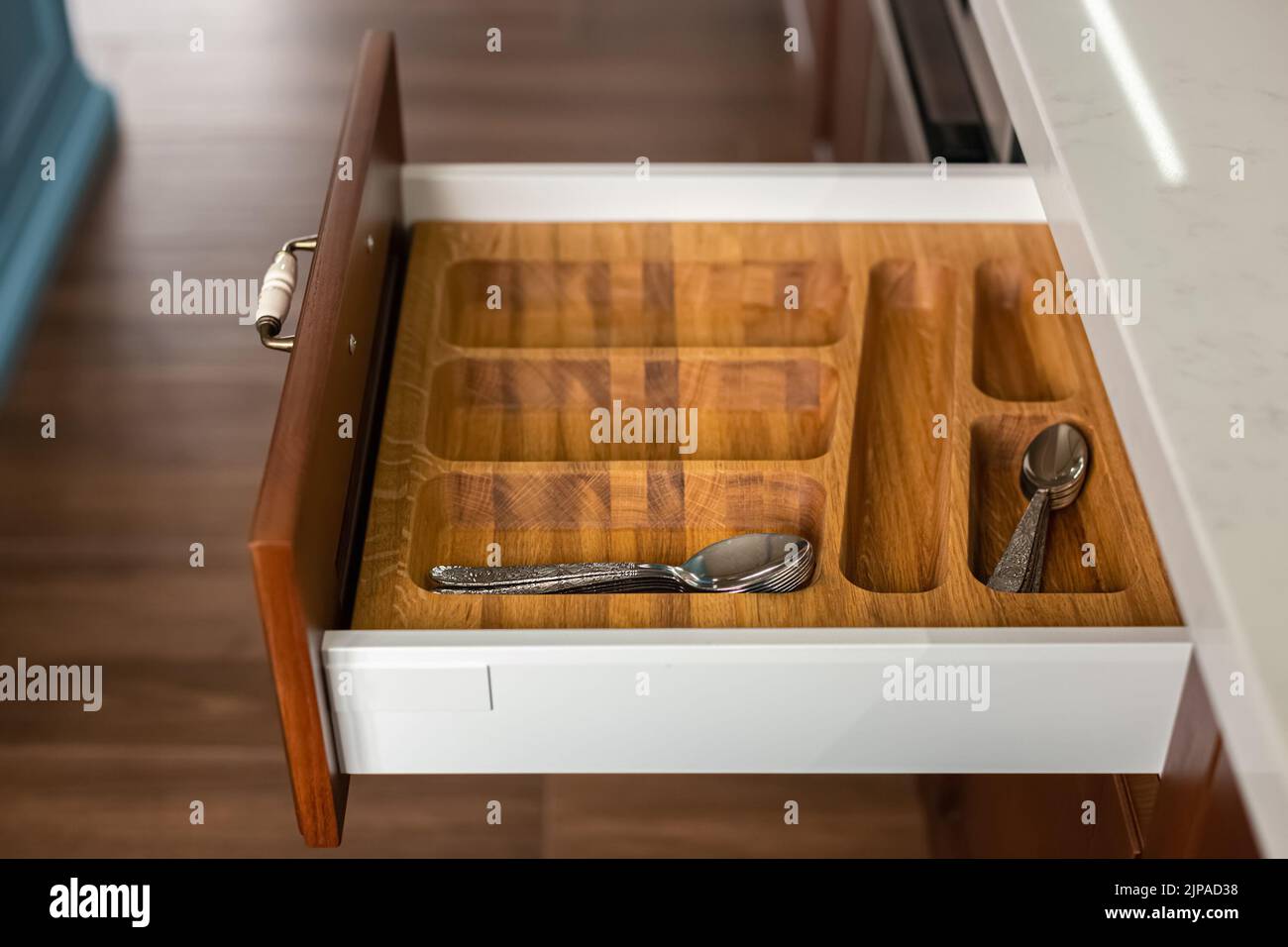 Cucina moderna. Set di posate nel cassetto della cucina. Inserti per cassetti di posate in legno massello di quercia. Foto Stock