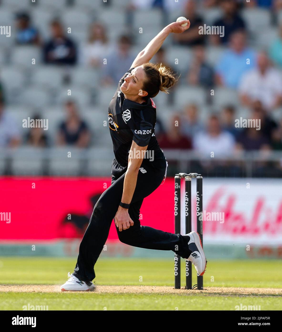 Old Trafford, Manchester, Inghilterra: 16th agosto 2022, The Hundred Womens cricket, Manchester Originals versus Welsh Fire: Kate Cross (C) of Manchester Originals Bowls Foto Stock