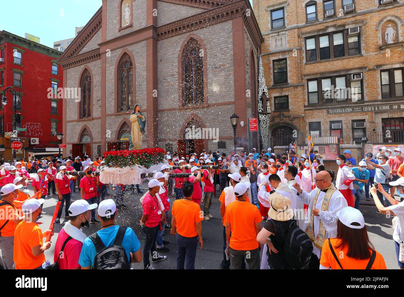 Il clero benedice la Vergine Maria durante la Festa dell'Assunzione alla Chiesa Cattolica Romana della Trasfigurazione a Manhattan Chinatown, New York, 14 agosto 2022 Foto Stock