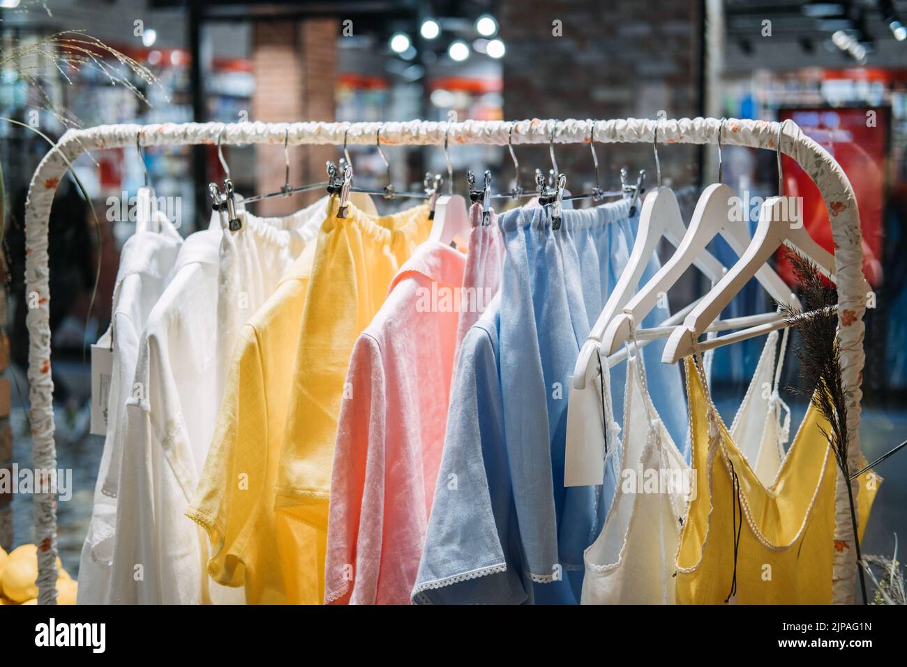 Moda sostenibile, moda lenta. Close Up Shot of Clothing rack con biancheria abiti naturali Foto Stock