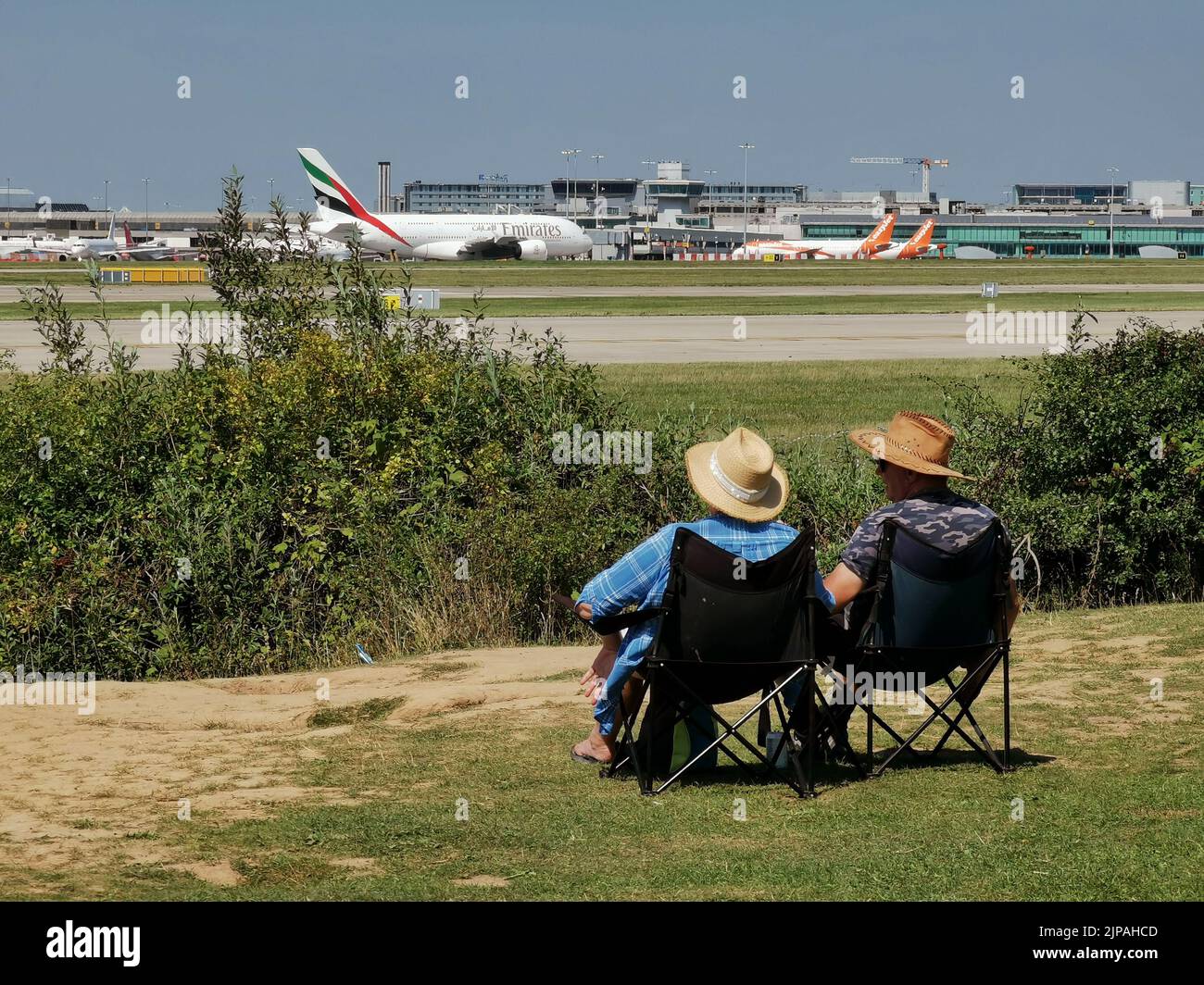 Appassionati di aerei all'aeroporto di Manchester, Regno Unito Foto Stock