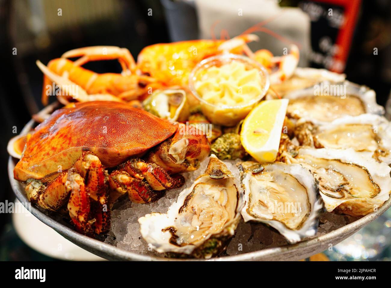 Plateau de fruits de mer o piatto di frutti di mare, un ristorante a Port en Bessin, Normandia, Francia Foto Stock