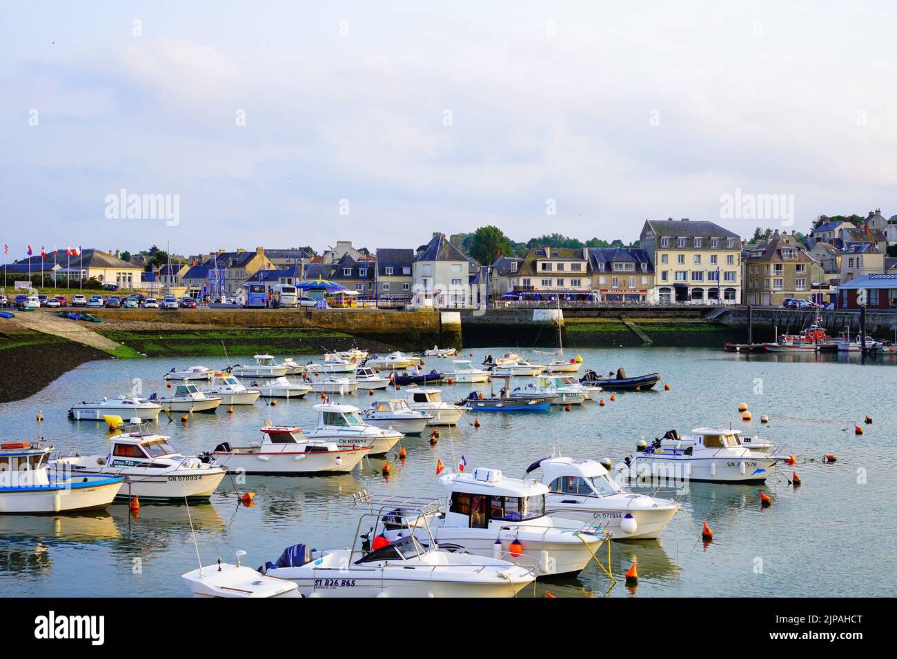 Tramonto estivo a Port en Bessin, una città portuale in Normandia, Francia Foto Stock