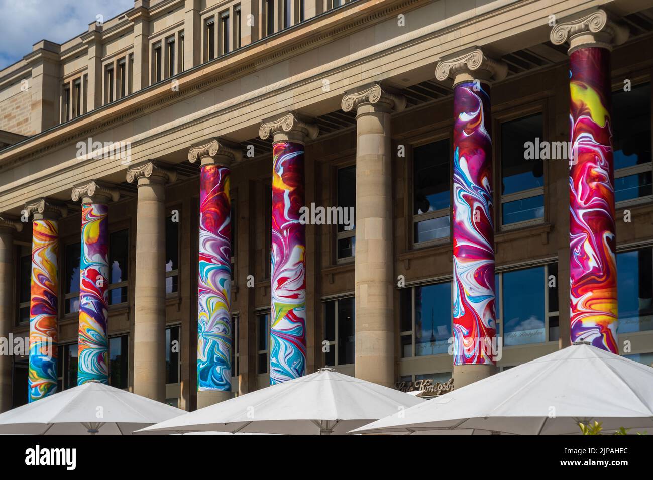 Stoccarda,Germania,Giugno 25,2022:Piazza del Castello i pilastri del Koenigsbau sono stati decorati per una celebrazione. Foto Stock