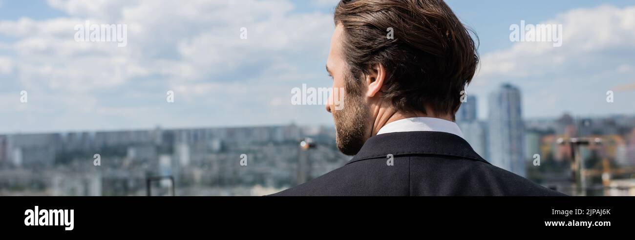 Vista laterale dello spazio per brunette che si affaccia sulla terrazza, banner Foto Stock