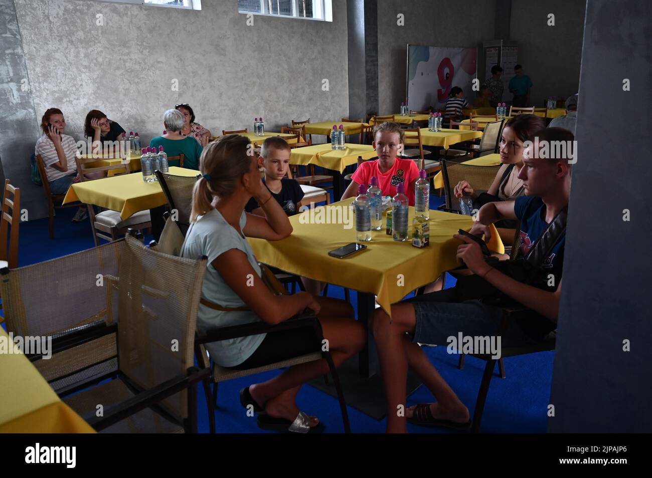 Non esclusivo: ZAPORIZHZHZHIA, UCRAINA - 14 AGOSTO 2022 - la gente rimane nella mensa al Ya - Kherson Transit Hub che fornisce supporto a internall Foto Stock