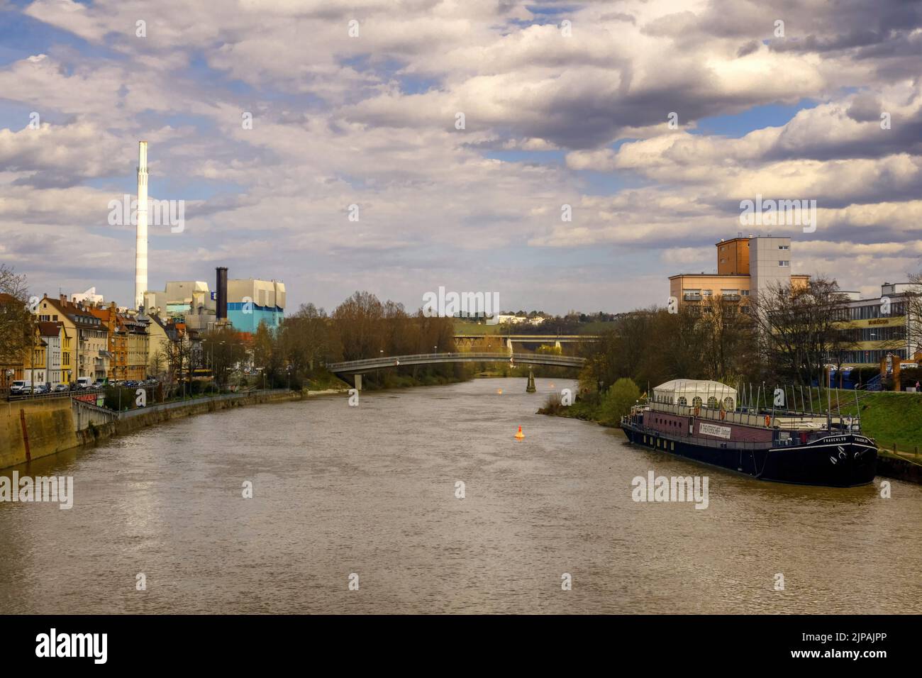 STOCCARDA, GERMANIA - MARZO 17,2019:Bad Cannstatt questo è il fiume Neckar.on il lato sinistro è un edificio di ENBW e sulla destra è il TheaterSchiff. Foto Stock